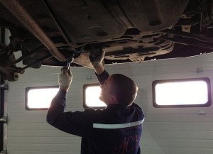 На фото - ремонт выхлопной системы авто, asmcar.ru