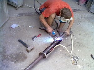 На фото - как своими руками отремонтировать выхлопную трубу авто, smotra.ru