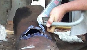 На фото - ремонт глушителя силиконовым клеем, youtube.com