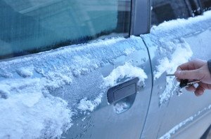 На фото - открывание замерзшего замка автомобиля, progorod11.ru