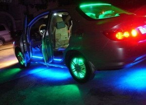 На фото - автомобиль с неоновой подсветкой, myblaze.ru