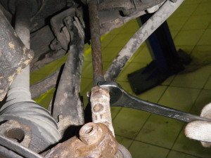 На фото - откручивание гайки наконечника рулевой тяги, blog.garagetools.ru