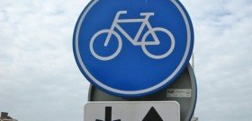На фото - знак велосипедной дорожки и картинки под ним, spurtup.com