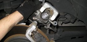 На фото - замена колодок задних дисковых тормозов на Ford Fusion, paulstravelpictures.com
