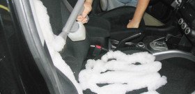 На фото - чем помыть сиденья автомобиля - пеной и пылесосм, enuti.com.ua