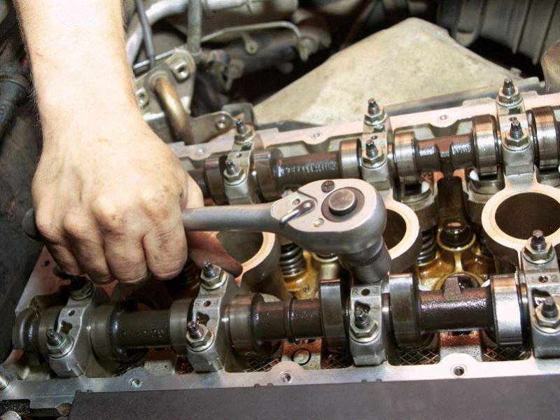 Техобслуживание и мелкий ремонт автомобиля своими руками. Справочник для начинающих