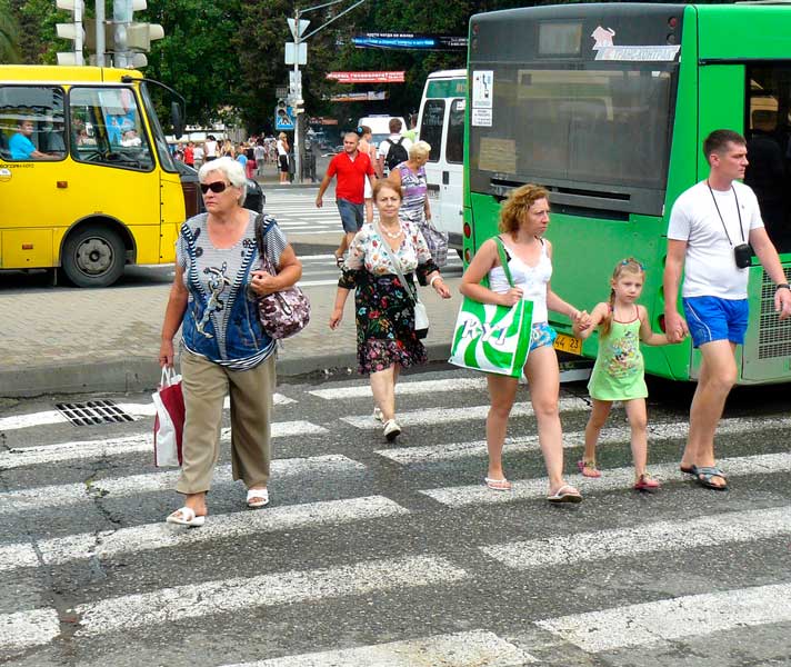 Пешеход россии. Люди переходя дорогу. Человек переходит дорогу. Дети пешеходы. Дети переходят дорогу.