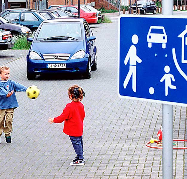 Ребенок играет на дороге. Проезжая часть для детей. Знак жилая зона. Дети на дороге. Нарушение правил дорожного движения.