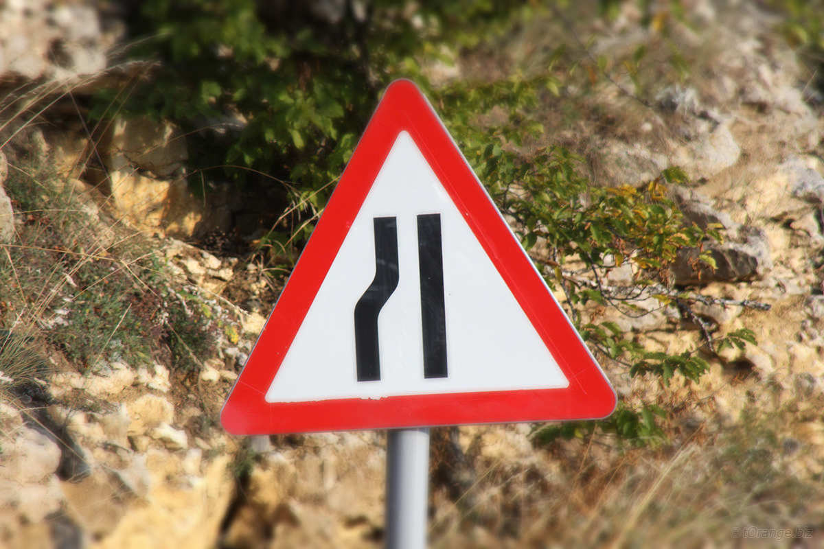 Знак "сужение дороги" – что обозначает и как действовать? + видео »  АвтоНоватор