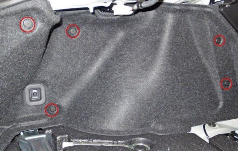 Удаление заглушек на боковом коврике багажника