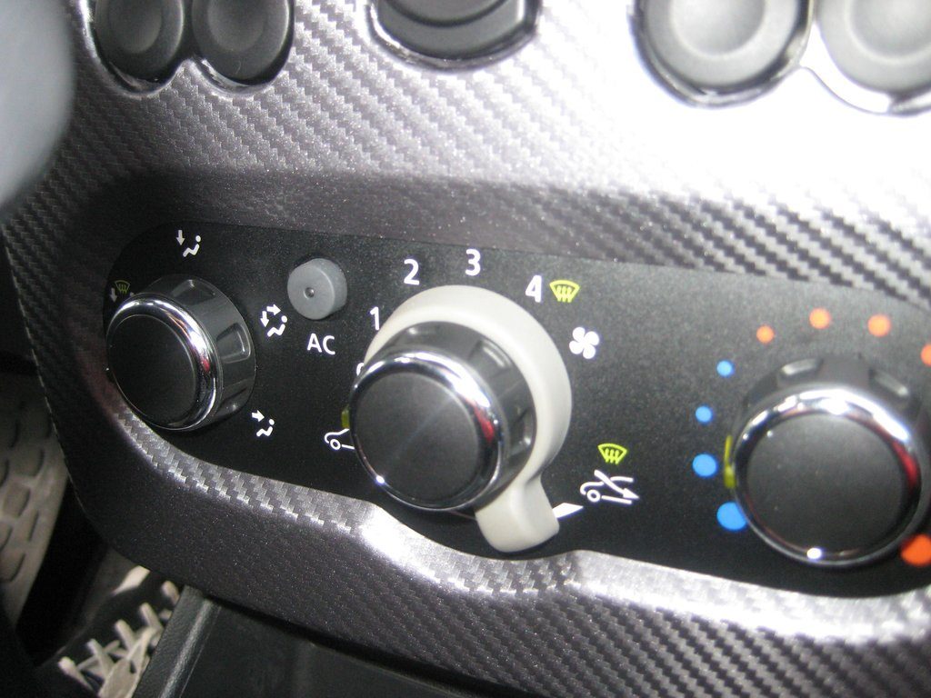 Как самому определить неисправность и заменить радиатор печки в автомобиле «Рено-Логан»