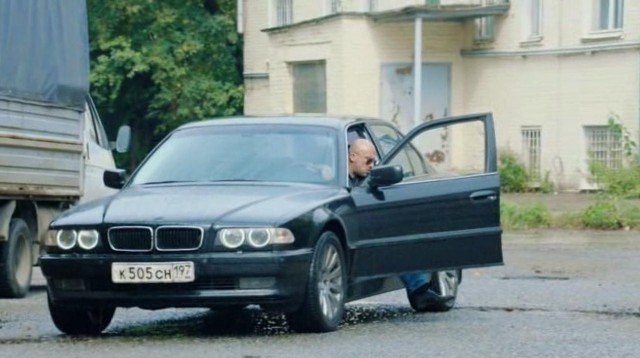 Кадр с BMW 7 с кузовом E38 из фильма Физрук